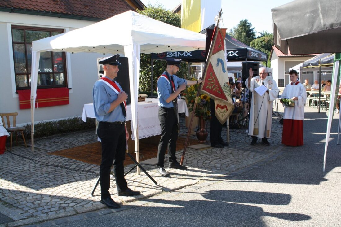 Pichlberg. Unter blauem Himmel feierte die Dorfgemeinschaft zu Mariä Himmelfahrt das Patrozinium ihrer vor 45 Jahren geweihten Kapelle. Pfarrer Pausch hob Maria als Hoffnung hervor und segnete mit Pfarrer Kroher Kräuterbuschen.