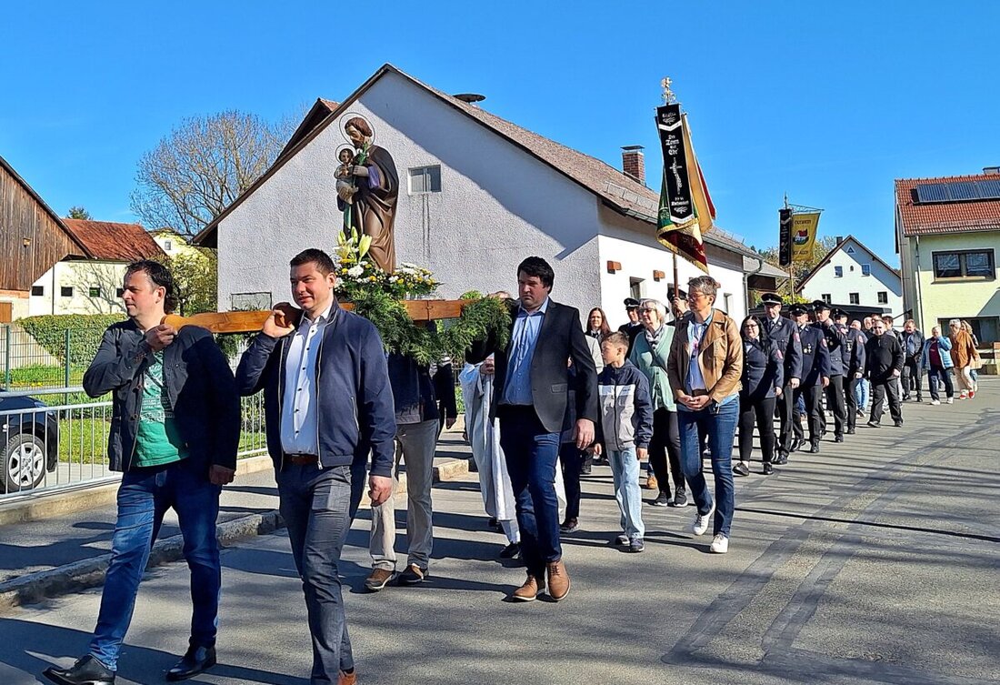 Bechtsrieth. Die Filialgemeinde St. Josef feierte ihr Patrozinium in festlicher, familiärer Runde mit Kirchenzug, Musik aus Flossenbürg und vielen Gläubigen. Danach füllte ein lebhafter Frühschoppen das Pfarrheim.
