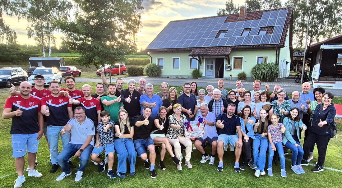 Haidennaab. Feierlich, herzlich und stolz – so lässt sich der Ehrentag von Paul „Pauli“ Veigl beschreiben. Zum 70. Geburtstag würdigte der ASV Haidenaab nicht nur ein Urgestein, sondern ein Lebenswerk, das den 350 Mitglieder zählenden Verein in den vergangenen Jahrzehnten maßgeblich geprägt hat.