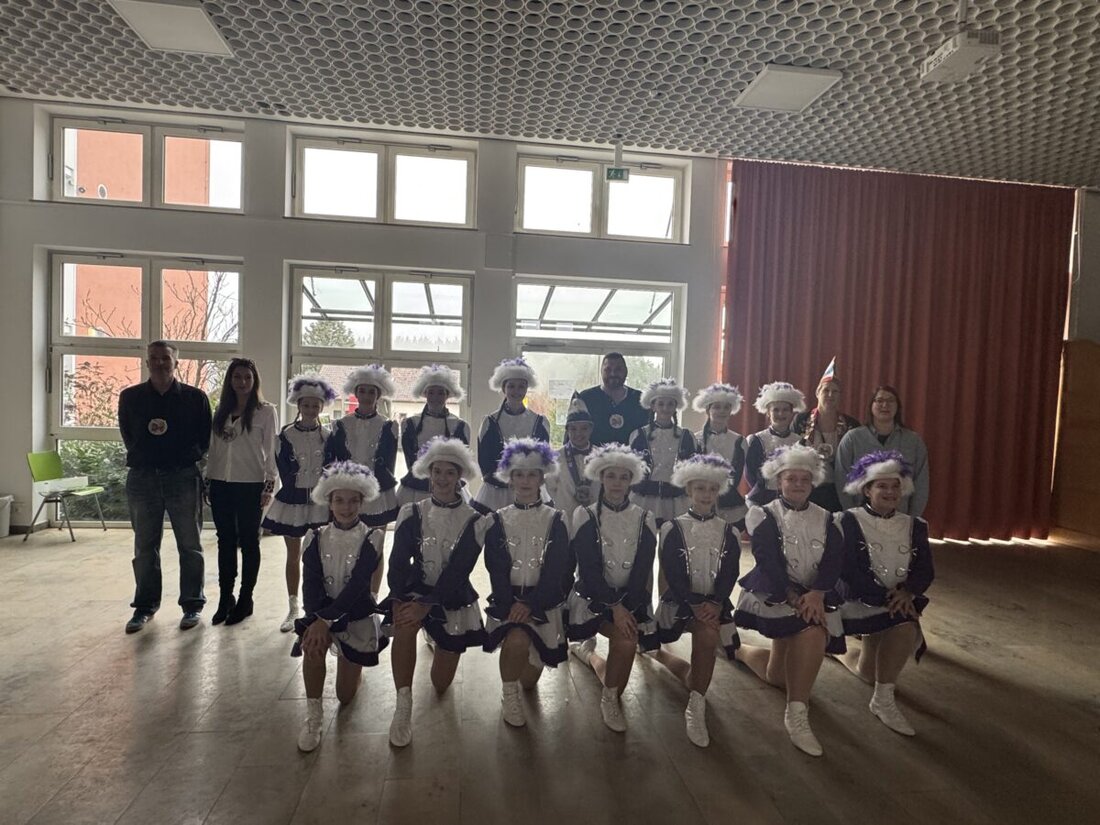 Eschenbach. Die Jugendgarde Eschenbach machte an der Wirtschaftsschule die erste Pause am Donnerstag zum Faschingshöhepunkt. Drei Schülerinnen tanzten mit und sorgten für Applaus und Orden.