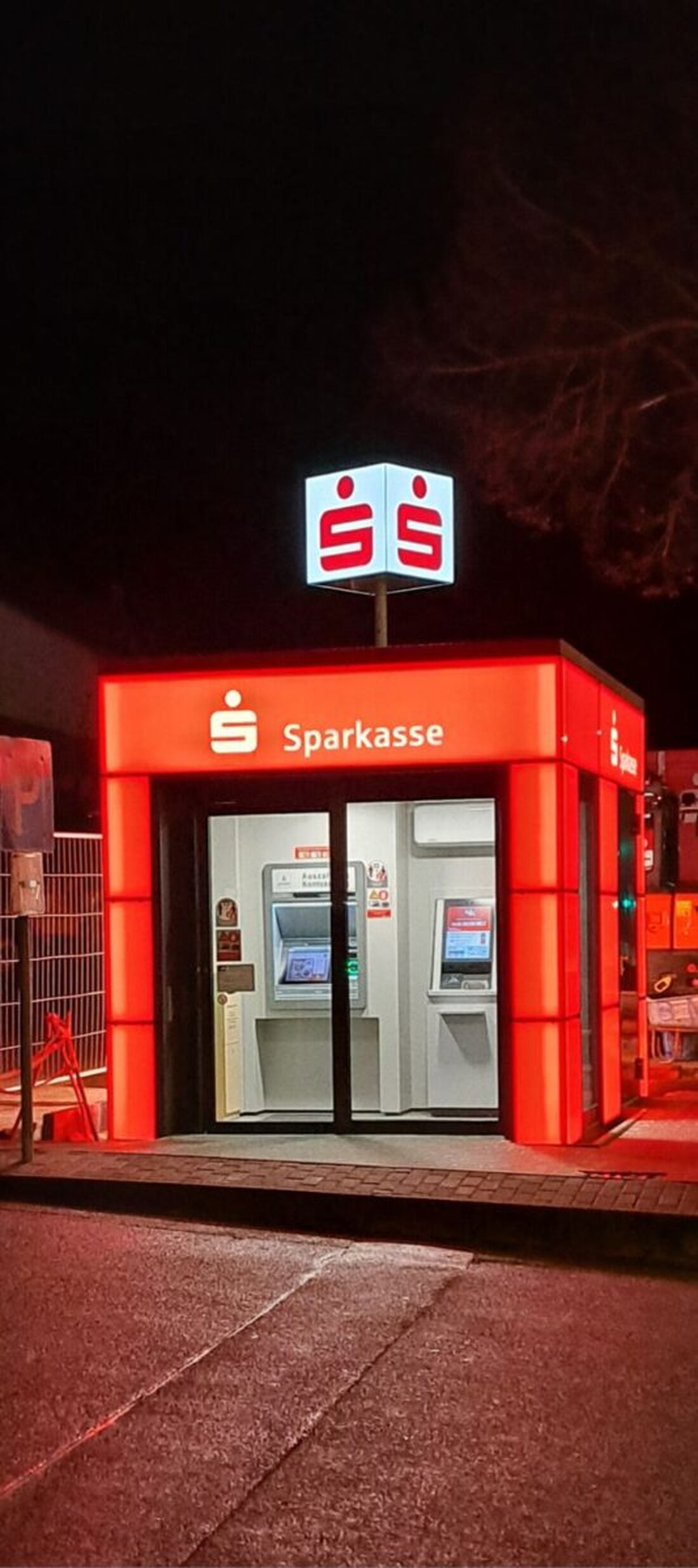 Amberg. Ein neuer, roter Sparkassen-Pavillon hat in der Bayreuther Straße 43 den vorherigen Container ersetzt.