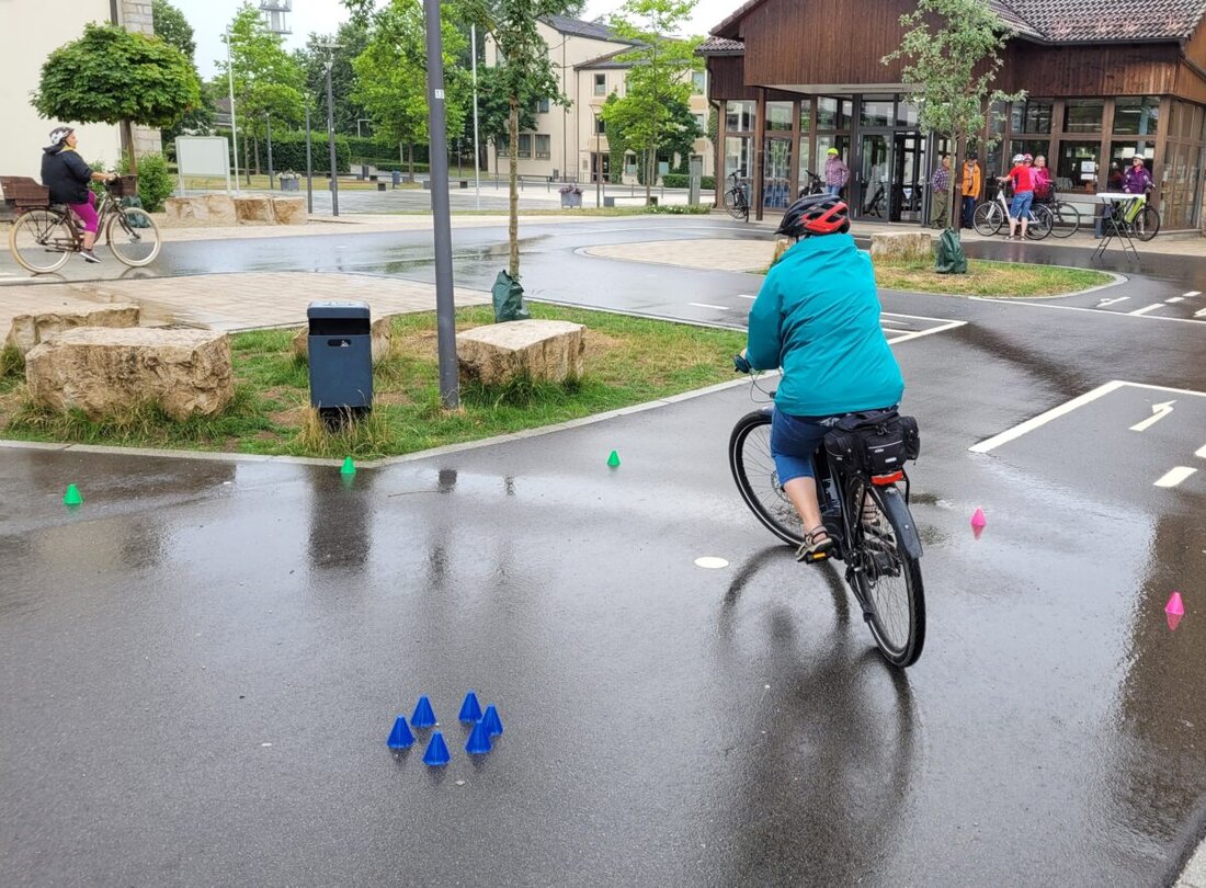 Schwandorf. Ein 86-jähriger stürzte mit dem E-Bike, war kurz bewusstlos und wurde ins Krankenhaus gebracht. Ein 99-jähriger blieb an einer Tankstelle mit dem Schuh am Gaspedal hängen und verursachte rund 15.000 € Schaden.