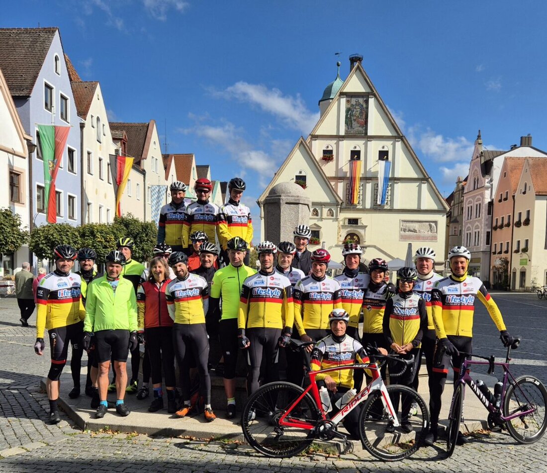Weiden. Der VC Corona Weiden feierte den Saisonabschluss, startete um 12 Uhr und schickte drei Gruppen los (MTB, 80 km, 100 km), die sich um 15.30 Uhr trafen und ab 18.30 Uhr gemeinsam aßen.