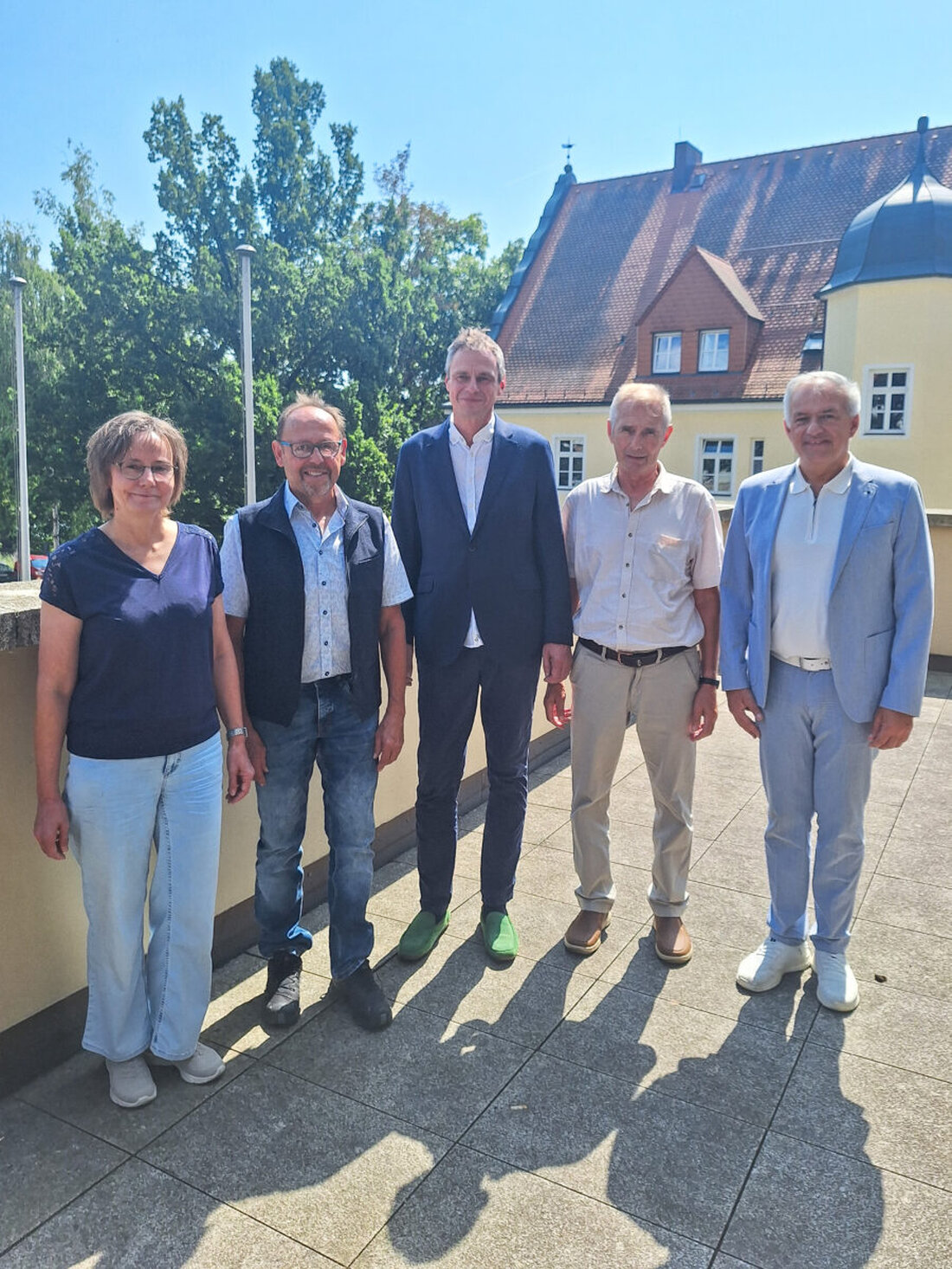 Tirschenreuth. Das Landratsamt ehrte drei Mitarbeiter: Thomas Kurzeck feierte 25 Jahre, Gerd Lindner und Richard Schiedeck gehen zum 1. September in den Ruhestand und Landrat Grillmeier dankte.