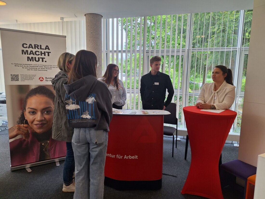 Weiden. Im BiZ zeigt der Thementag „Chancen im öffentlichen Dienst“ am 22. April 2026 von 14.30 bis 16.30 Uhr Wege in Ausbildung, Studium und Einstieg. Behörden beraten an Infoständen; Teilnahme frei, ohne Anmeldung.