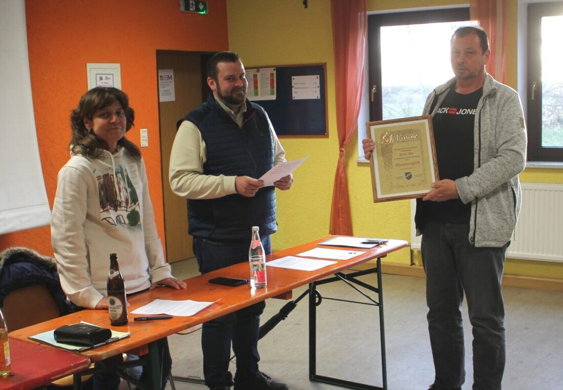 Schwarzenbach. Bei der Hauptversammlung wird Peter Ade nach 25 Jahren als Schriftführer Ehrenmitglied des Sportclubs, Nachfolger ist Lukas Siegler. Der Verein wächst auf 450 Mitglieder und ruft zur Mitarbeit im Nachwuchs auf.