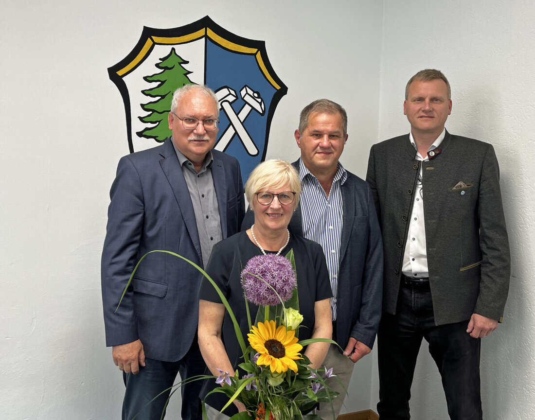Maxhütte-Haidhof. Peter Henn wurde nach 27 Jahren in der Stadtverwaltung in den Ruhestand verabschiedet. Er war unter anderem als Standesbeamter tätig und führte über 560 Hochzeiten durch.