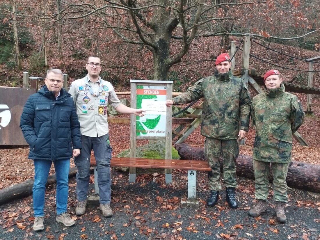 Windischeschenbach. Pfadfinder erhielten 300 Euro Spende für den Waldspielplatz an der Naab, die für Erweiterungen im Jahr 2025, wie eine Waldkugelbahn, genutzt wird. Bürgermeister lobt die Arbeit der Pfadfinder und die Unterstützung durch die Pateneinheit.