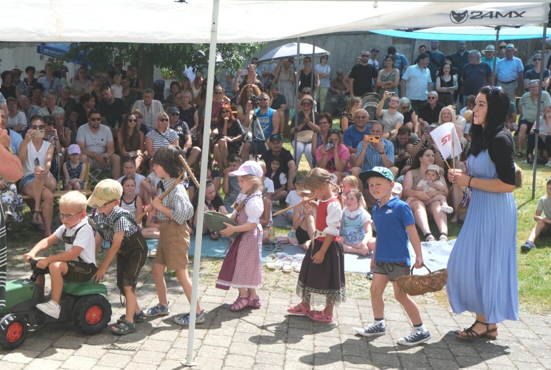Floß. Das Patrozinium der Pfarrgemeinde St. Johannes der Täufer wurde mit einem Festgottesdienst und einem Kinderfest ausgelassen gefeiert. Kinder trugen im Pfarrgarten unter dem Motto "Die Jahresuhr steht niemals still" vor, und es gab vielfältige Aktivitäten und Speisen.