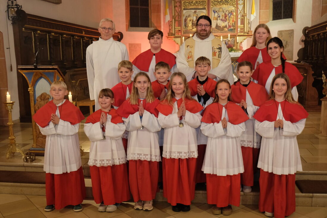 Eschenbach. Dreifacher Festtag in Sankt Laurentius. Die Feuerwehr segnete ihr neues Mehrzweckfahrzeug, der Chor ehrte die heilige Cäcilia, und Stadtpfarrer Johannes Bosco nahm gemeinsam mit Alfred Kick zehn neue Ministranten auf.