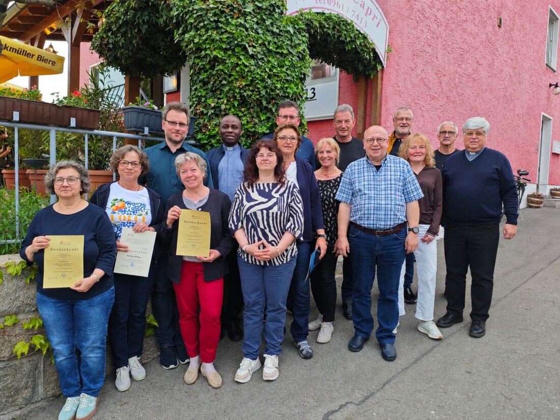 Weiden. Pfarrer Jeschner verabschiedete in St. Elisabeth/Maria Waldrast mehrere langjährige Pfarrgemeinderäte und dankte für ihr großes Engagement. Beim Pizzaessen wurden Erinnerungen geteilt und der Wandel der Kirche bedacht.