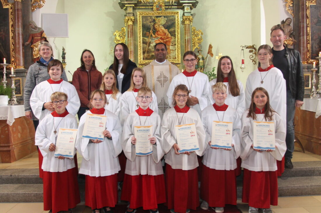 Neukirchen zu St. Christoph. Mit einem festlichen Gottesdienst am Sonntag, 11. Oktober, hat die Pfarrei sieben neue Ministranten aufgenommen und langjährige Messdiener verabschiedet, begleitet von Dankesworten und Applaus.