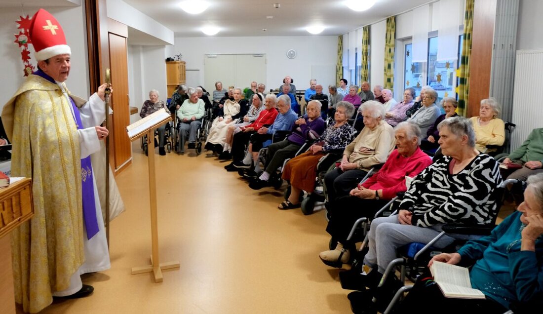 Floß. Im Seniorenwohnheim Am Reiserwinkel feiern die Bewohner alle zwei Wochen Gottesdienst. Diesmal kam Pfarrer Max Früchtl als St. Nikolaus. Er verteilte Geschenke und sorgte für Rührung.