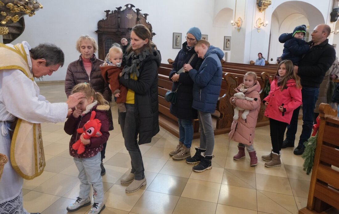 Floß. Beim Fest der Heiligen Familie segnete Pfarrer Max Früchtl in St. Johannes der Täufer zahlreiche Kinder und sprach Eltern Mut zu. Der Segen zum Jahresbeginn und die festliche Blasmusik der Neuhauser Boum rührten alle.