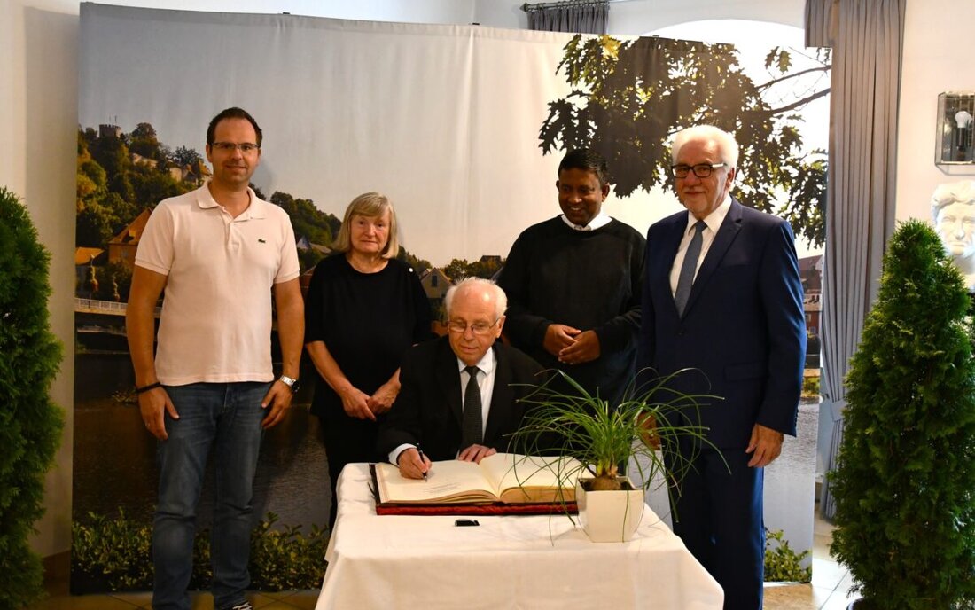 Burglengenfeld. Pfarrer Thomas Senft feierte sein 50-jähriges Priesterjubiläum und trug sich in das Goldene Buch der Stadt ein. Bei einer feierlichen Ehrung im Rathaus würdigte der Zweite Bürgermeister Josef Gruber Senfts langjährige Arbeit.