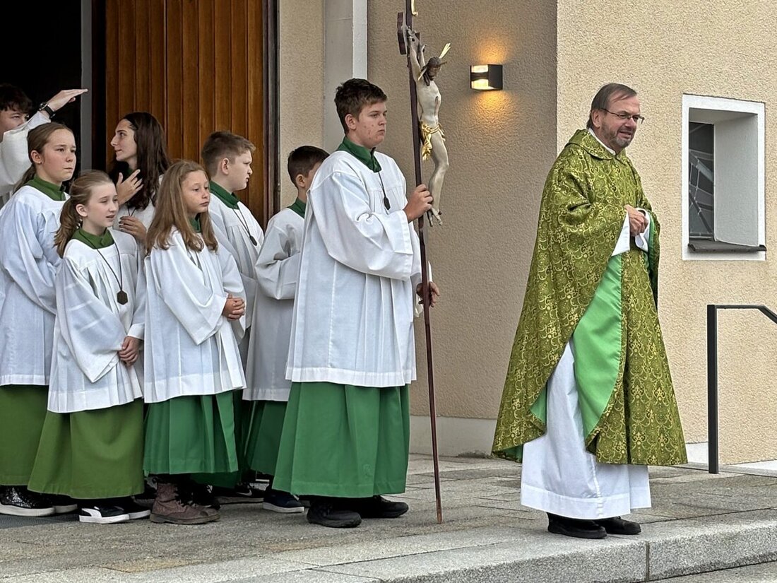 Schirmitz. Pfarrer Thomas Stohldreier feierte sein 30-jähriges Dienstjubiläum in der Kirche Maria Königin und erhielt Dank für Menschlichkeit und Begleitung. Vereine und Chöre gestalteten die Messe; beim Stehempfang wurde gefeiert.