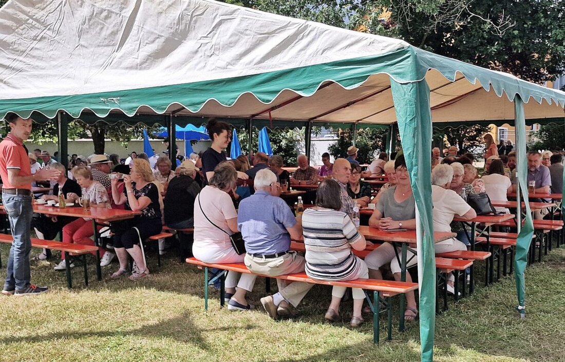 Rothenstadt. Am Samstag, 5. Juli, feiert das Pfarrfest zwei Jubiläen: zum 45. Mal insgesamt und zum 25. Mal ökumenisch. Start ist um 10.30 Uhr mit dem Gottesdienst im Pfarrheimgarten, danach Musik, Essen und Programm für alle.