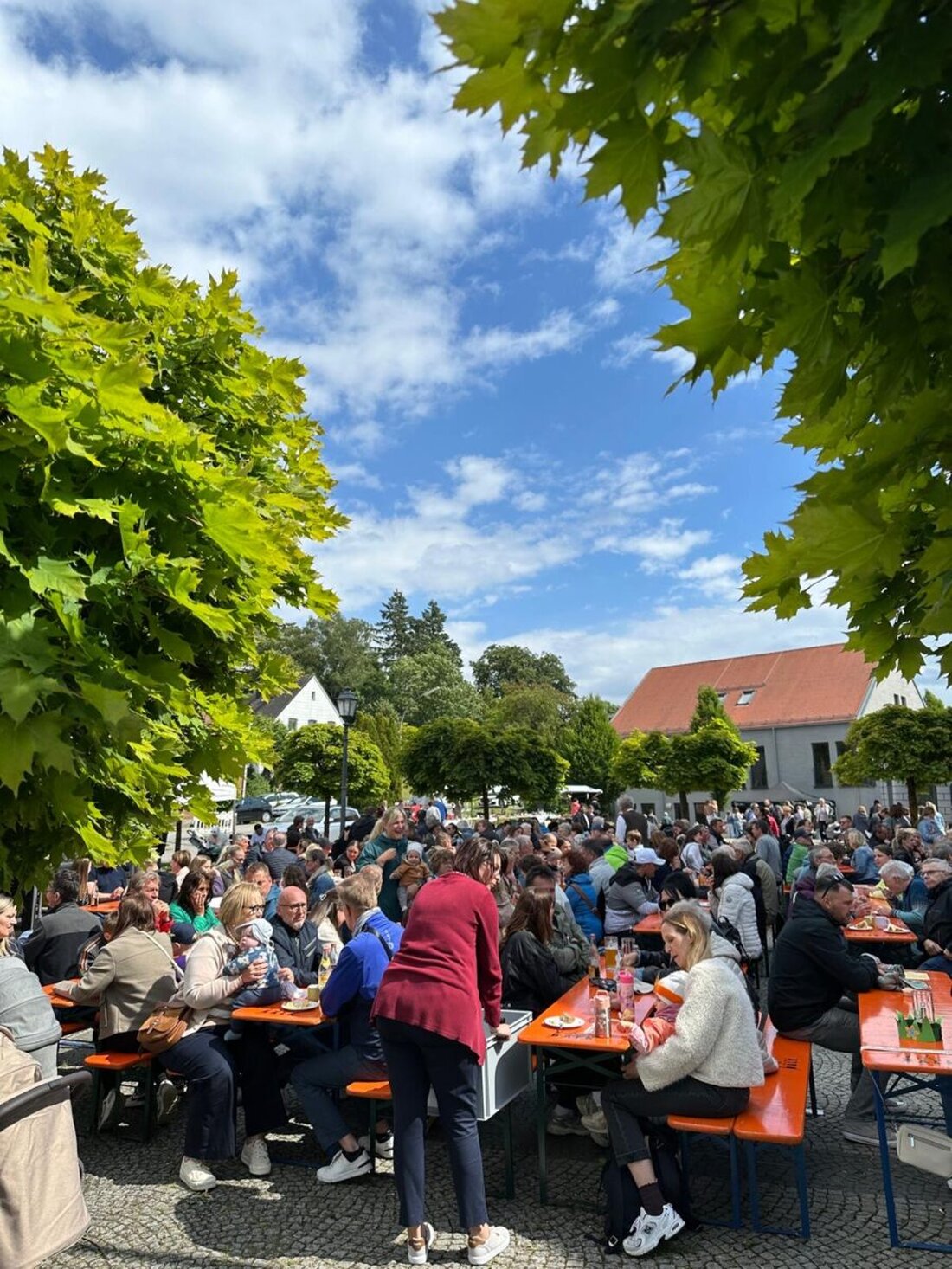Vohenstrauß. Trotz kühler Witterung feierte die Pfarrgemeinde am Sonntag ein lebendiges Pfarrfest unter dem Motto „Am Ball bleiben“. Musik, Kinder, Kuchen und volle Stände zeigten gelebte Gemeinschaft und Glauben.