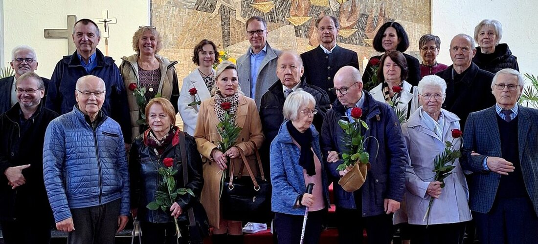 Schirmitz. Die Pfarrgemeinde Schirmitz/Bechtsrieth feierte Ehejubilare mit Gottesdienst und Segen sowie Silber-, Rubin- und Diamanthochzeiten und lud zum Empfang in den Pfarrsaal.