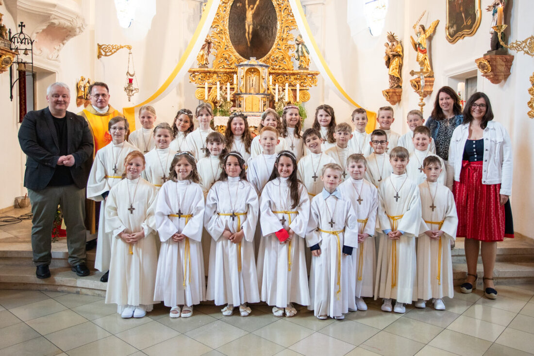 Waldau. In der überfüllten Kirche feierten am Sonntag 26 Kinder der Pfarreiengemeinschaft Vohenstrauß-Tännesberg feierlich ihre Erstkommunion unter dem Leitwort „Du bist ein Ton in Gottes Melodie“.