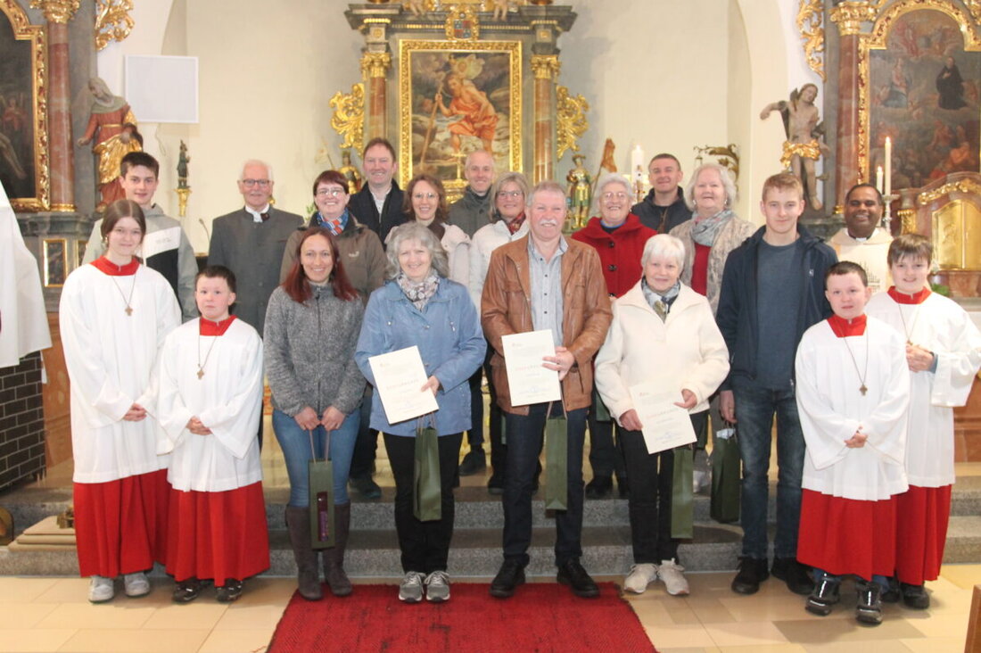 Neukirchen zu St. Christoph. Am Weißen Sonntag, 12. April, verabschiedete Pfarrer John Subash Vincent verdiente Pfarrgemeinderatsmitglieder und begrüßte die neuen. Er dankte für Einsatz und Treue und sprach Mut zu.