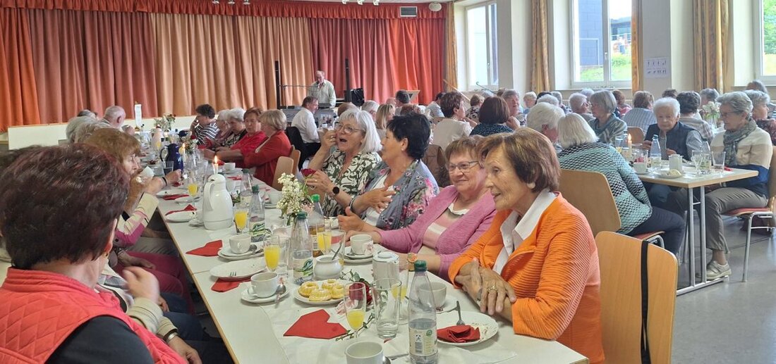 Schirmitz. Im festlich geschmückten Pfarrsaal feierten die Pfarrsenioren Mutter- und Vatertag. Worte des Dankes, Segen und Musik prägten den Nachmittag, an dem Gemeinschaft, Glaube und Freude im Mittelpunkt standen.