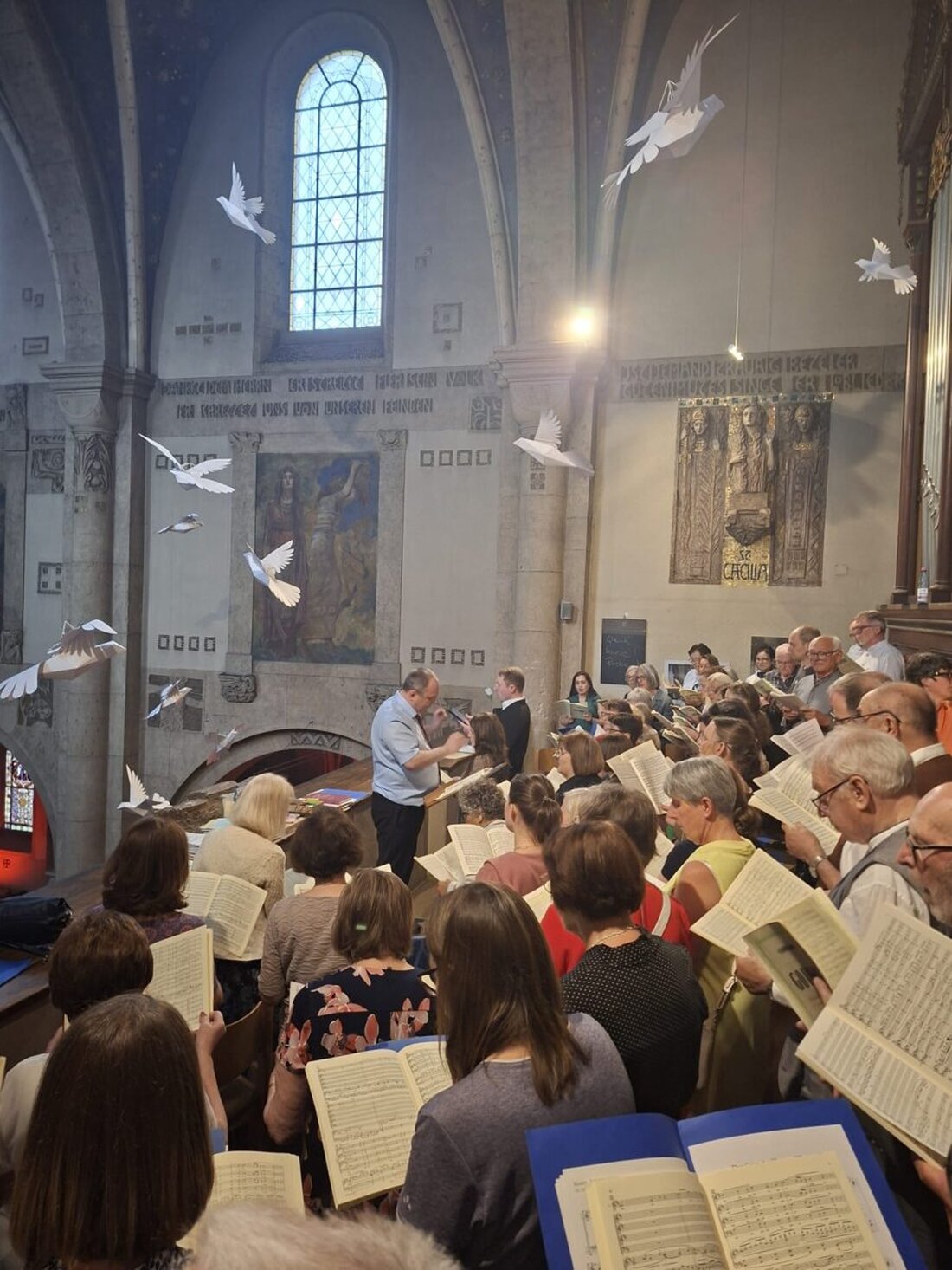 Weiden. Festlicher Pfingstgottesdienst in St. Josef am 24. Mai 2026, 18 Uhr. Die Cäcilienmesse von Charles Gounod, ein großer Chor, Solisten und 125 weiße Tauben für 125 Jahre machten den Abend zum musikalischen Höhepunkt.
