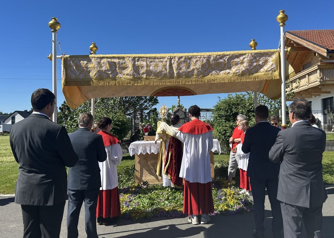 Immenreuth. Die Herz-Jesu-Pfarrei feierte am 50. Tag nach Ostern Pfingsten. Eine Flurprozession führte zum Wohngebiet Steinäcker, wo am Wegkreuz eine Andacht stattfand. Die Feuerwehr sicherte den Zug.