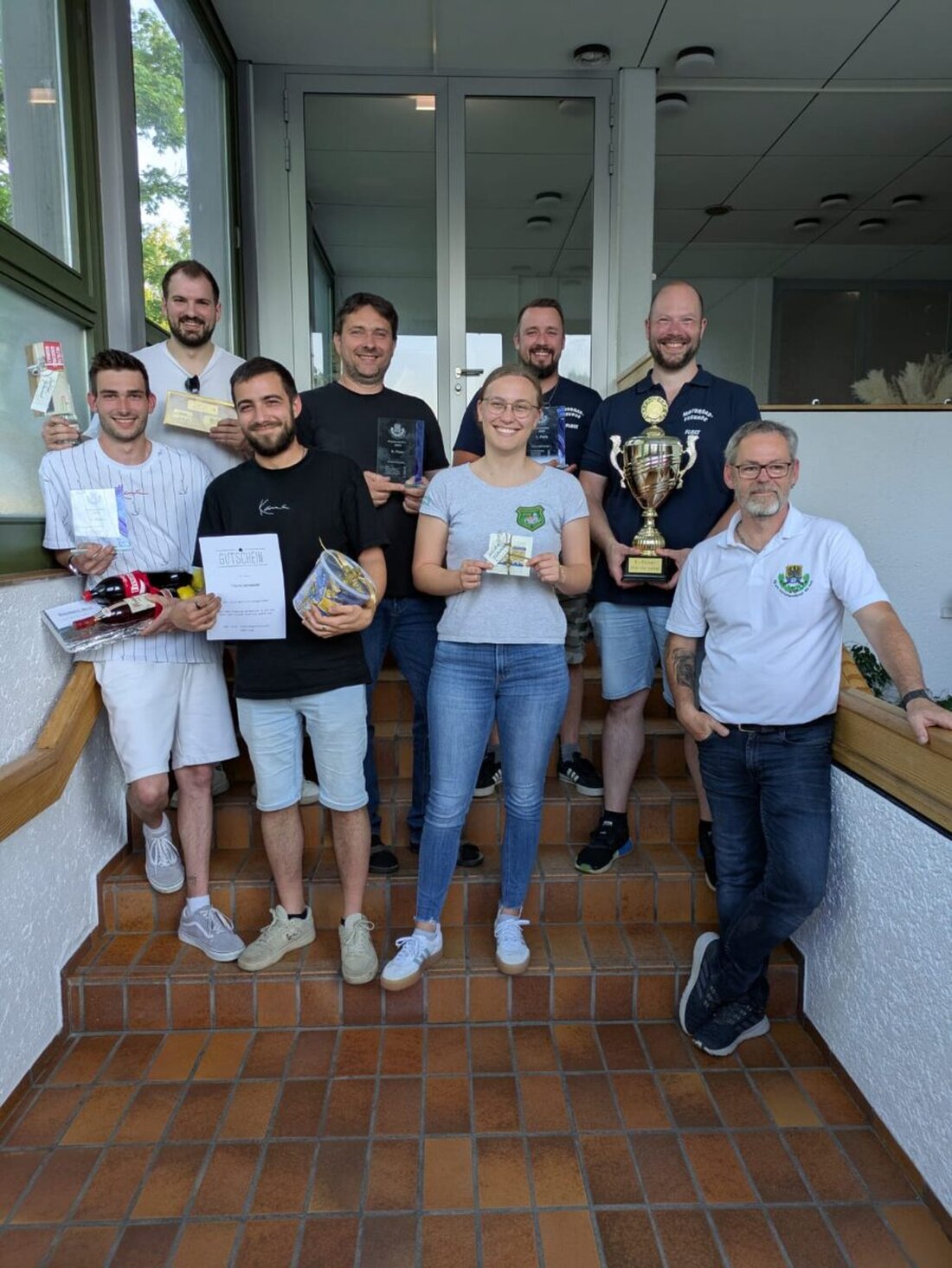 Floß. Vom 23. Mai bis 6. Juni 2025 fand das Pfingstschießen der Schützengesellschaft 1834 Floß mit 36 Mannschaften statt, wobei drei Ringe den Sieg entschieden. Beim Glücksschießen gewann das Team der Raiffeisenbank den Hauptpreis.