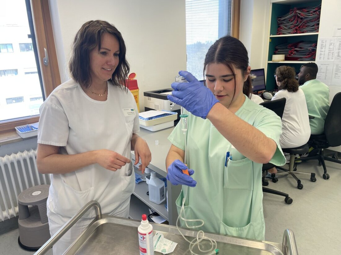 Weiden/Tirschenreuth. Rund 40 Pflege-Auszubildende im dritten Ausbildungsjahr leiteten in dieser Woche mehrere Stationen in den Häusern der KNO. Die Projektwoche soll die Nachwuchskräfte verstärkt auf ihre Examensprüfungen vorbereiten. Dafür übernehmen die jungen Leute auch Aufgaben, die sonst bei den erfahreneren Pflegekräften liegen. 