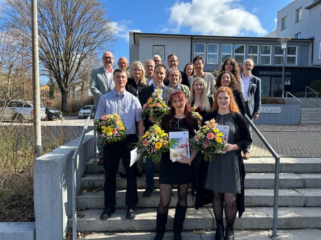 Neustadt/WN. Fünf junge Pflegekräfte haben an der Akademie NEW Life die Fachweiterbildung zur Intensiv- und Anästhesiepflege mit einem Notenschnitt von zwei gemeistert. Prüfungsbeste sind Gábor Mészáros und Michael Bösl.