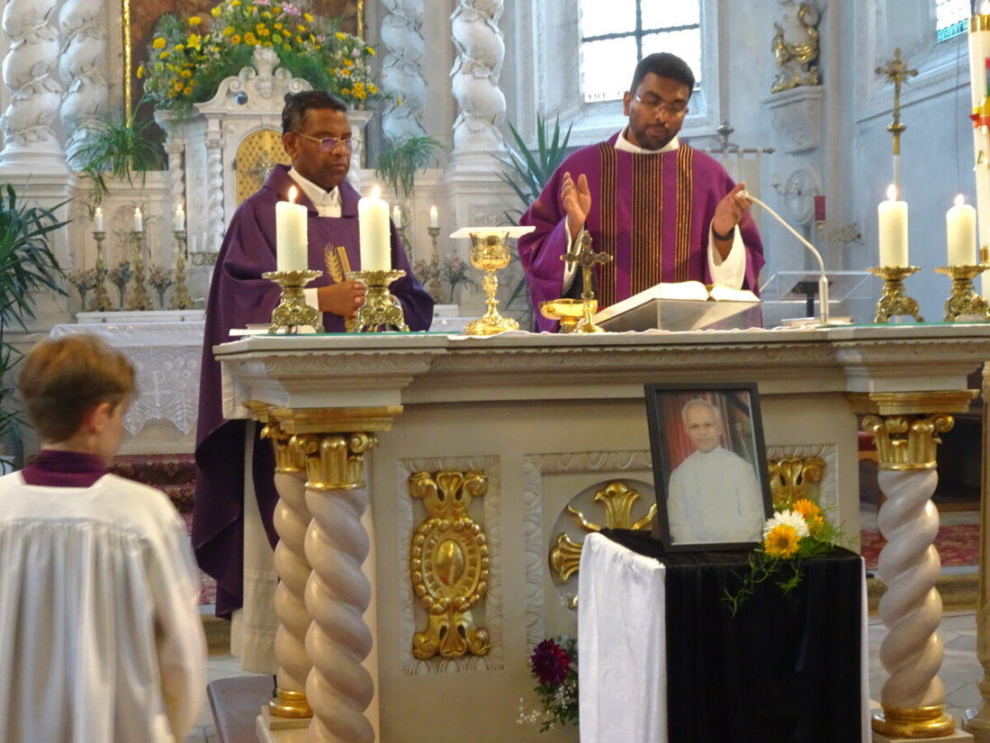 Pfreimd. Mit einem Gedenkgottesdienst würdigte die Pfarrei Pfreimd am 5. Juli das Wirken ihres ehemaligen Seelsorgers, Pater Michael Kareekunnel, der am 11. Juni in seiner Wirkungsstätte in Indien verstarb. Pater Michael war von 1995 bis 2002 in Pfreimd als Stadtpfarrer tätig. 