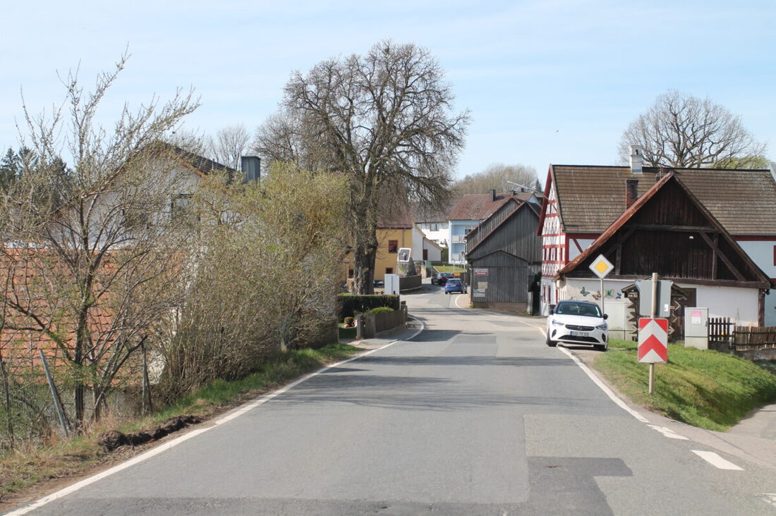 Pfrentsch. Das Staatliche Bauamt Amberg-Sulzbach plant die Erneuerung der Asphaltdeckschicht, der Ortsdurchfahrt Pfrentsch. Die Arbeiten beginnen am Donnerstag, 24. April, und werden etwa sechs Wochen in Anspruch nehmen.