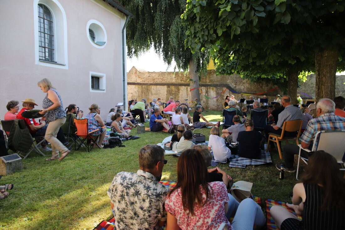 Kohlberg. Die Picknick-Serenade im Schatten des Kriegerhains begeisterte mit einem vielfältigen Musikprogramm und gemütlichem Ambiente. Die Veranstaltung war ein Erfolg für die evangelische Gemeinde.