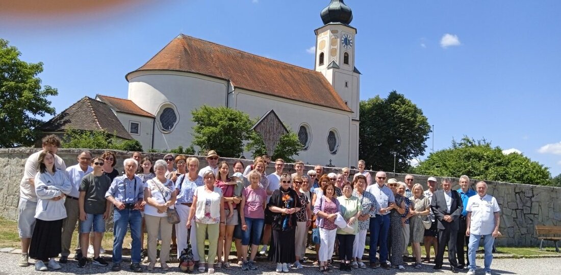 Floß. Die Pfarrwallfahrt der katholischen Pfarrei führte heuer in den Bayerischen Wald mit Messe in Weißenregen, Eindrücken im Glasdorf Arnbruck und einer berührenden Andacht in Steinbühl, die den Tag der Pilgergruppe prägte.