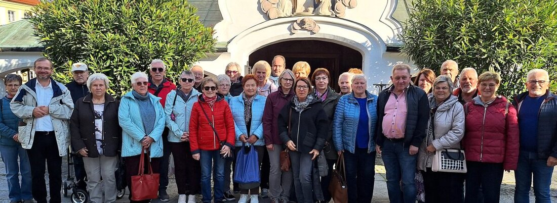 Schirmitz/Bechtsrieth. In tiefer Verbundenheit mit dankbarer Pilgerfreude machten sich die Wallfahrer aus der Pfarreiengemeinschaft Schirmitz/Bechtsrieth gemeinsam mit Gästen der Umgebung auf den Weg zur „Gnadenmutter von Altötting“. Schon in den frühen Morgenstunden füllte sich der Bus bis auf den letzten Platz.