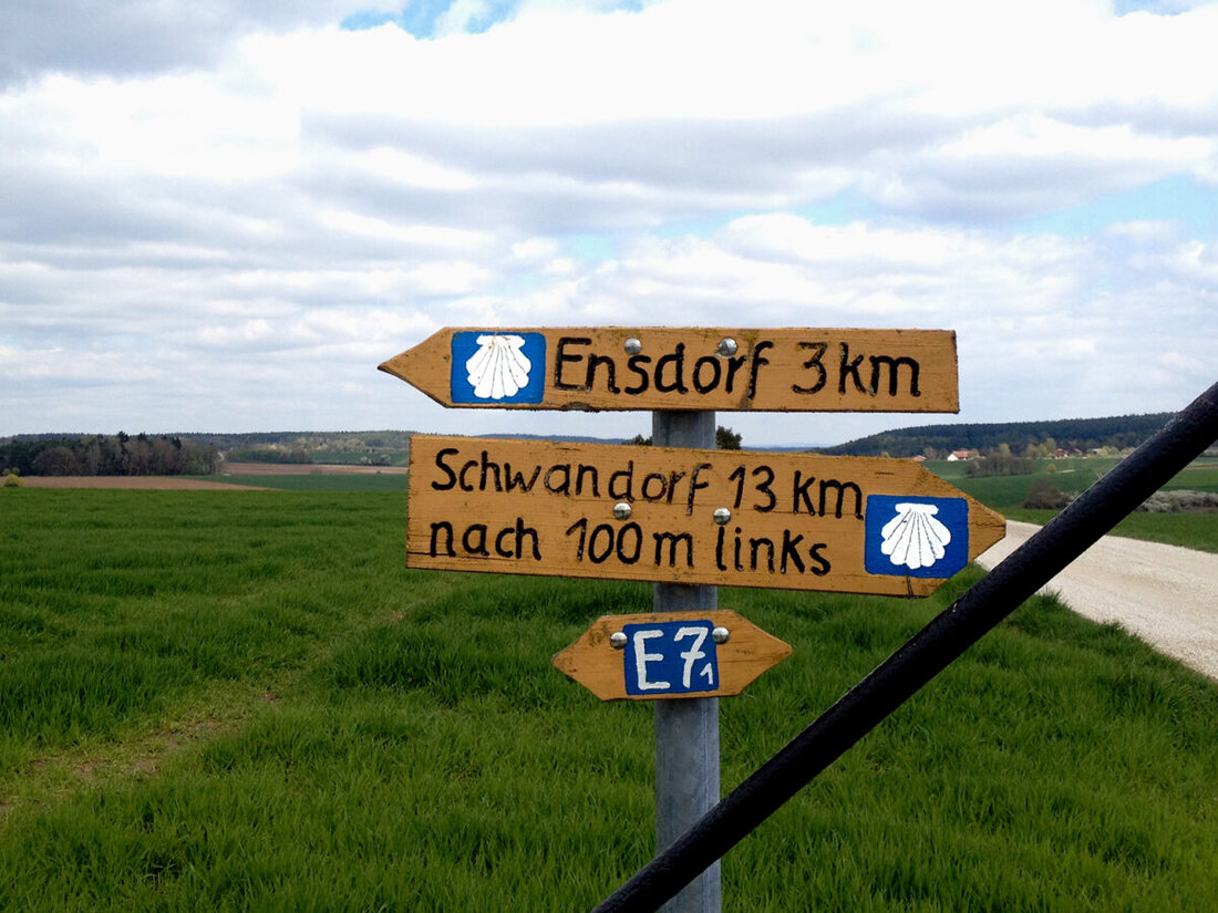 Ensdorf. Der Jakobsweg von Ensdorf nach Hohenburg führt an steilen Anstiegen, Wallfahrtskirchen und einer Burgruine vorbei, endend mit einem Blick auf eine weitere Burgruine über Hohenburg.