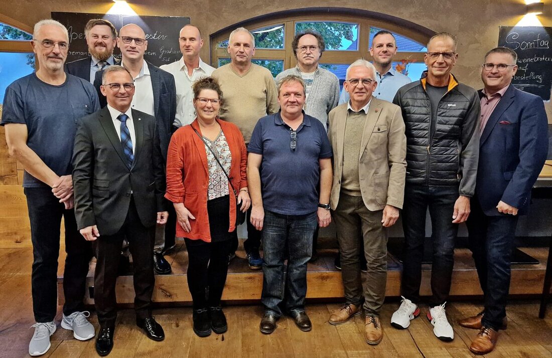 Weiherhammer/Pirk. Beim Ehrenabend zeichnete die NSG-Group langjährige Mitarbeiter der Firma Pilkington für ihre Treue und Beiträge zum Unternehmenserfolg aus. Betriebsratsvorsitzender und Werksleiter dankten für Engagement und Herzblut der Geehrten.