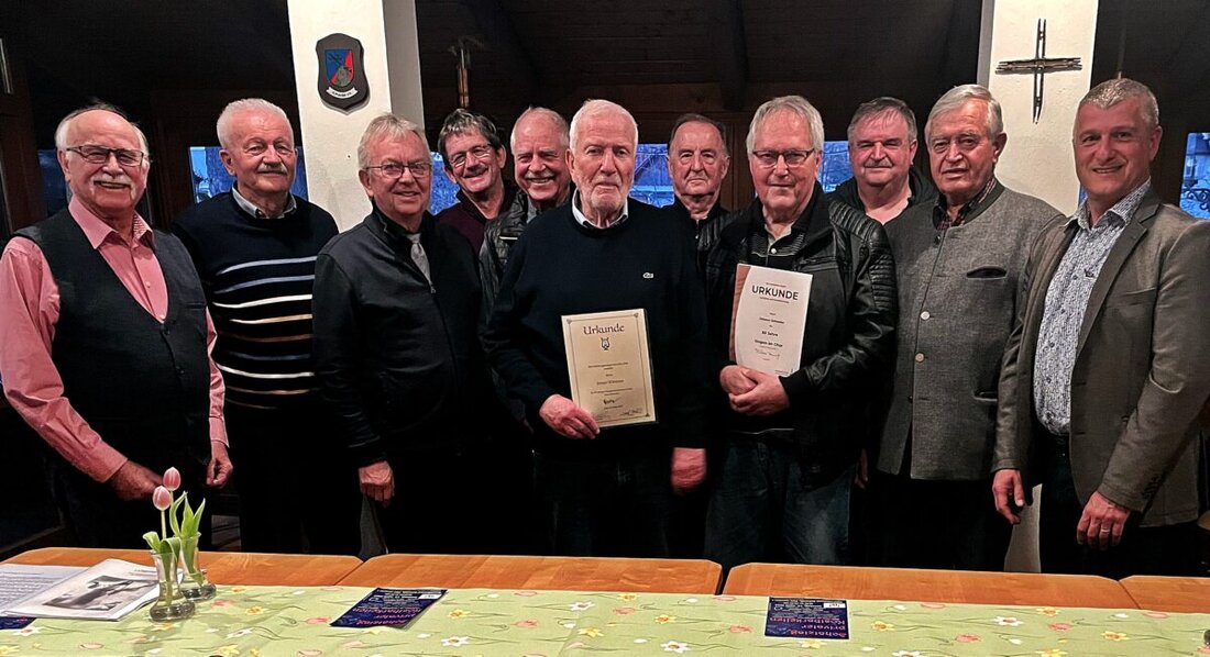 Pirk. Der Männergesangverein Pirk reflektierte ein erfolgreiches Jahr und ehrt langjährige Mitglieder während der Jahreshauptversammlung. Wahlen und Vorbereitungen für künftige Maiandachten wurden ebenfalls thematisiert.