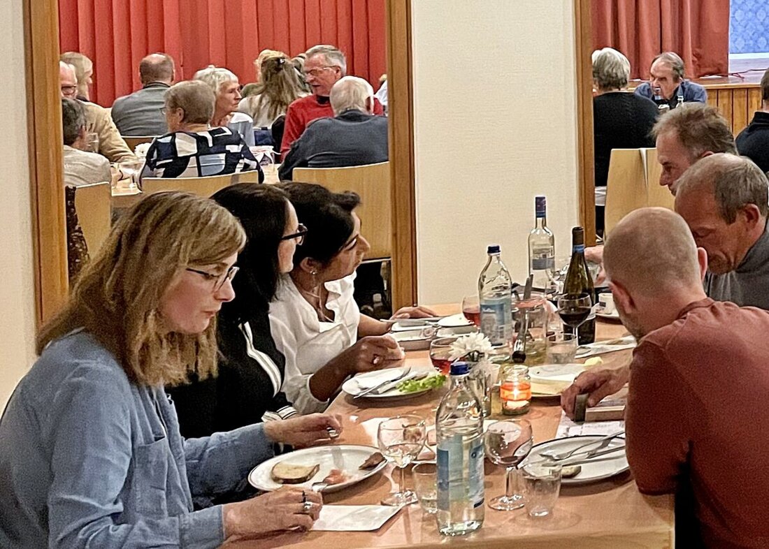 Pirk. Beim Weinfest der Freien Wähler Pirk sorgten verschiedene Weinsorten und musikalische Unterhaltung für volles Haus im Pfarrheim. Ehrengäste waren unter anderem eine Abordnung des Panzerartilleriebataillons 375 aus Weiden.