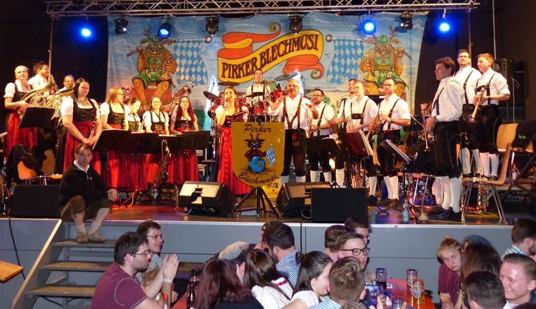 Pirk. Die Volksmeinung, dass die heutige Jugend kein Interesse mehr an Blasmusik hat, hat das Starkbierfest der Pirker Blaskapelle widerlegt. Die junge Truppe an Musikern sorgte für eine volle Mehrzweckhalle. Bürgermeister [&hellip;]