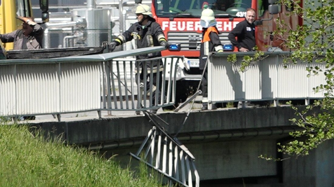 Pirk. Auf einem Betriebsgelände in Pirkmühle kam es am Montagnachmittag zu einem ungewöhnlichen Verkehrsunfall. Ein Arbeiter geriet mit seinem BMW aus bislang ungeklärter Ursache von der Fahrbahn ab. Im Anschluss daran [&hellip;]