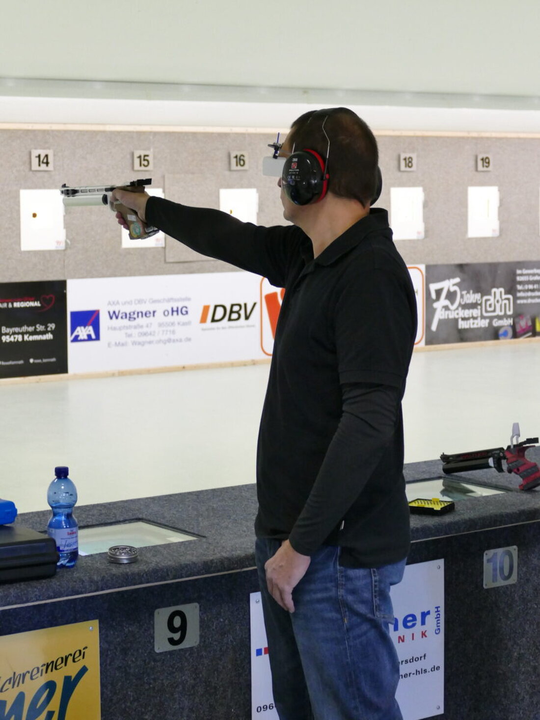 Kastl. Die Pistolenschützen aus Kastl bleiben in der Bayernliga Nord/Ost ungeschlagen. Zu Hause besiegten sie Waldeslust Roding-Bahnhof mit drei zu zwei sowie Zu den Linden Regensburg mit fünf zu null und festigten die Spitze.