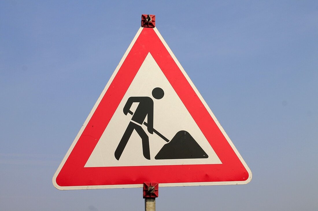 Weiden. Ab dem 14. April wird die Fußgängerschutzanlage in der Joseph-Haas-Straße modernisiert, um die Verkehrssicherheit zu erhöhen. Die Arbeiten umfassen energiesparende LED-Signalgeber, moderne Kamerasysteme, akustische Signale für Sehbehinderte und abgesenkte Bordsteine.