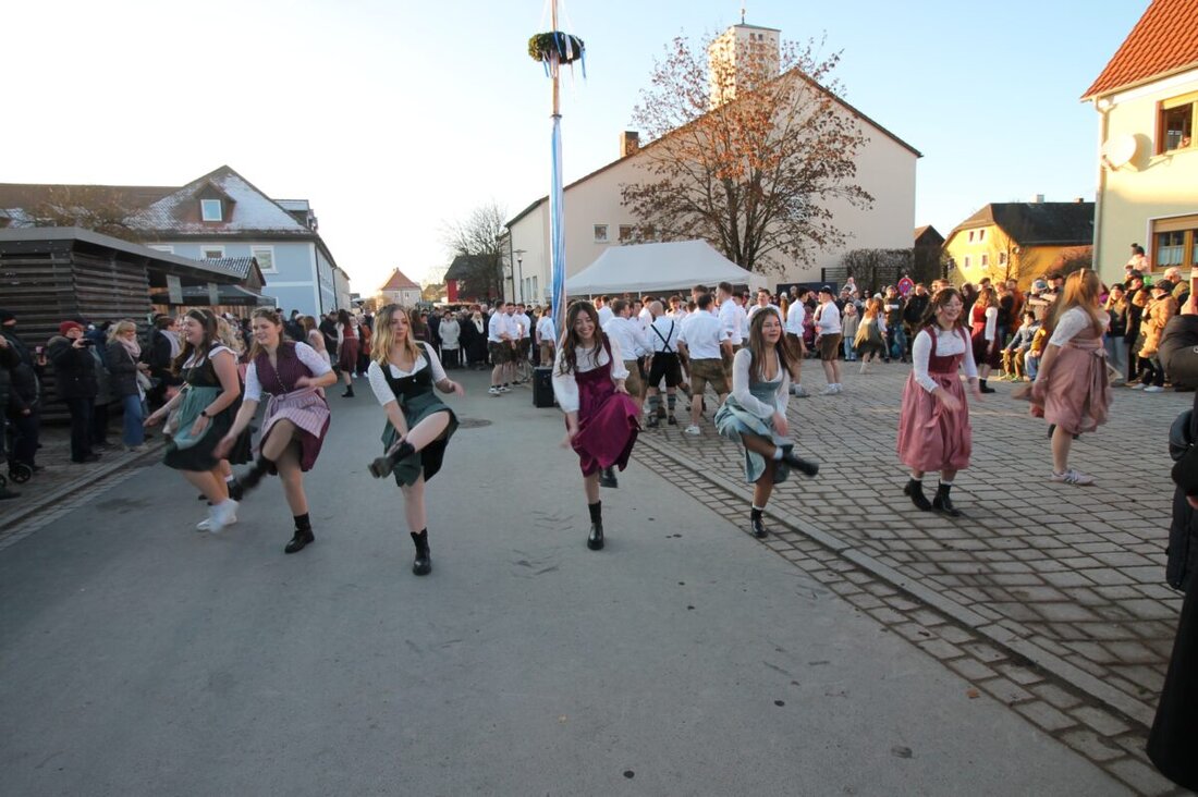 Schwarzenbach. Die Kirwa überraschte mit einer Premiere: Erstmals plattelten auch die Moidla und ernteten Applaus. Festbaum und Tänze sorgten für Stimmung; die Landjugend wirbt fürs 100. Jubiläum im September.