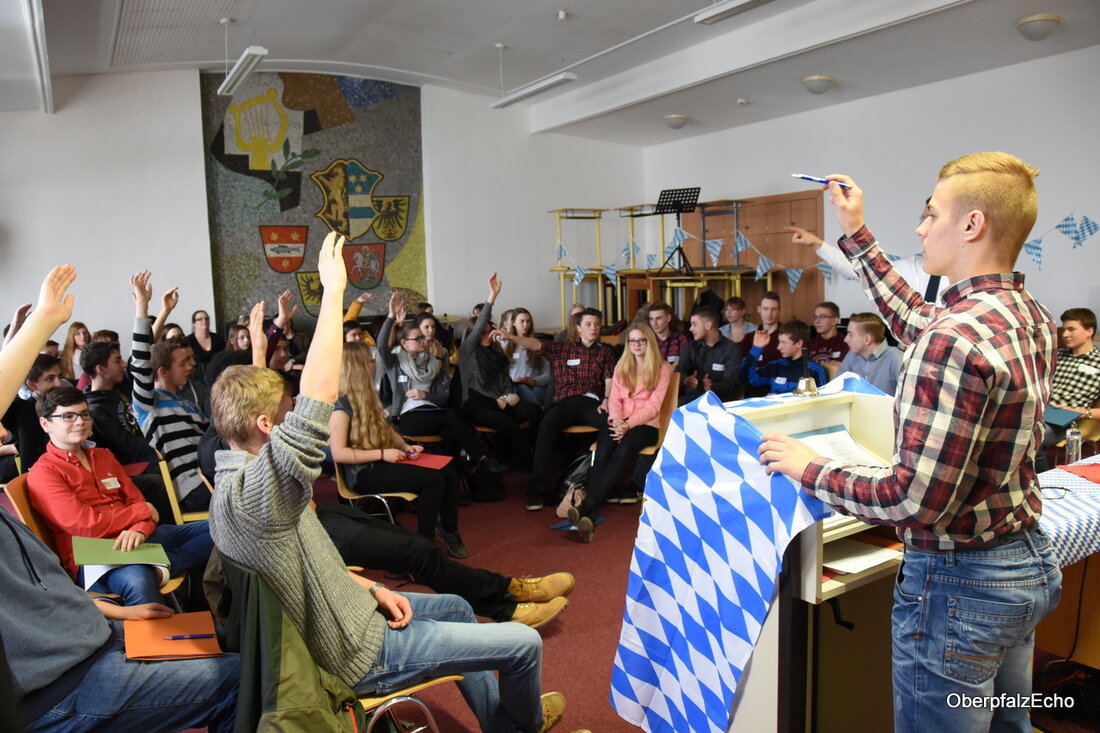 Neustadt/WN. Soll das „Sitzenbleiben“ abgeschafft werden? Dieser Frage widmeten sich Realschüler der 10. Klasse im Planspiel „Der Landtag sind wir!“. Mit professioneller Unterstützung ging’s auf den steinigen Weg der Gesetzgebung. [&hellip;]