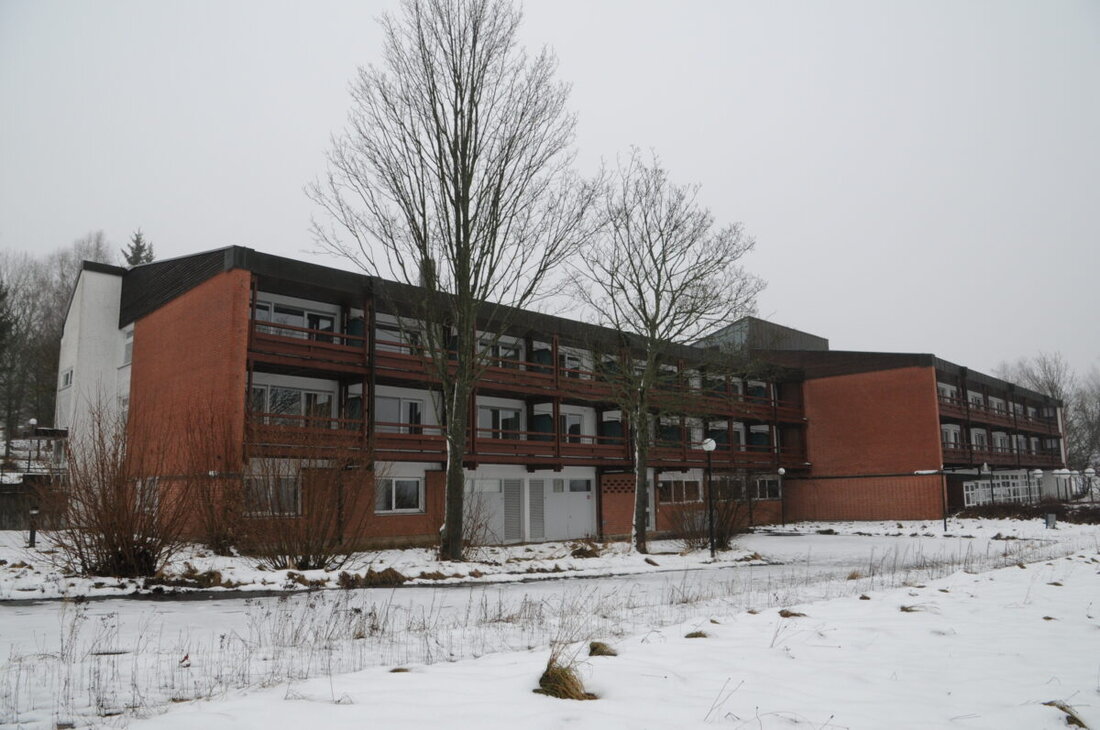 Pleystein. 80 Flüchtlinge und Asylbewerber werden voraussichtlich ins BRK-Haus "Am Sonnenhang" einziehen, aber Unterstützung durch den örtlichen Arbeitskreis Asyl ist begrenzt. Der Landkreis plant die Anmietung, während Bürgermeister Rewitzer auf Kapazitätsgrenzen bei Bildung und Betreuung hinweist.