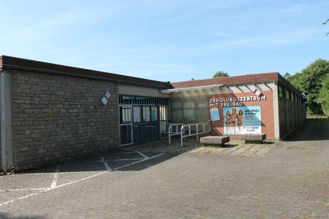 Pleystein. Die Stadt Pleystein erörtert die Zukunft ihres Freibads: Sanierung, Umwandlung in ein Naturbad oder Schließung. Eine Entscheidung soll am 12. August fallen, während für den Marktplatz eine Neugestaltung mit Bürgerbeteiligung vorgesehen ist.