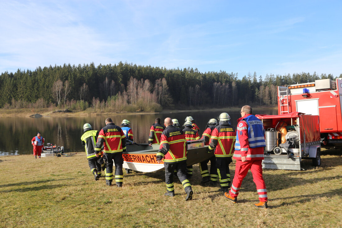 Plößberg. Seit heute Nacht wird eine ältere Frau in Plößberg vermisst. Die Einsatzkräfte suchen unter anderem mit einem Hubschrauber und einer Drohne nach der Vermissten. Wie die Polizei mitteilte, suchen [&hellip;]