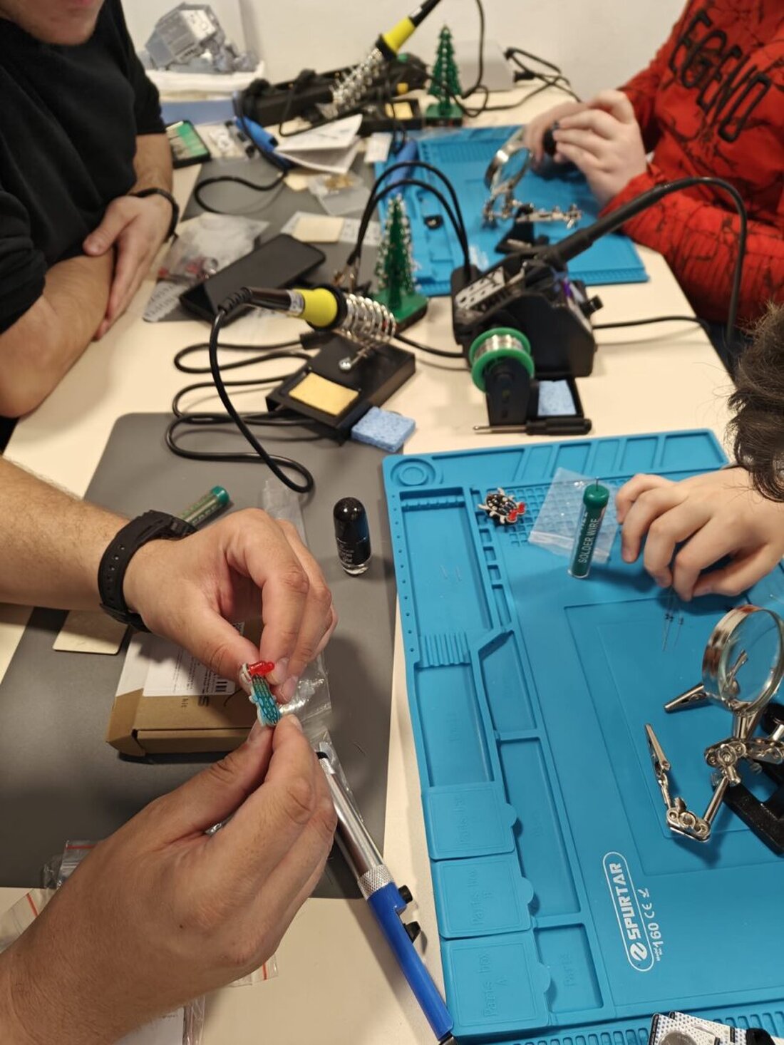 Plößberg. Der Verein PlößbergWERK e.V. erhält 2.500 Euro Förderung für das Projekt "Plößberg-neu-erleben" zur Förderung des Bürgerengagements. Ziel ist es, durch einen Aktionstag technisches Wissen zu teilen und alle Altersgruppen in der Digitalisierung einzubinden.